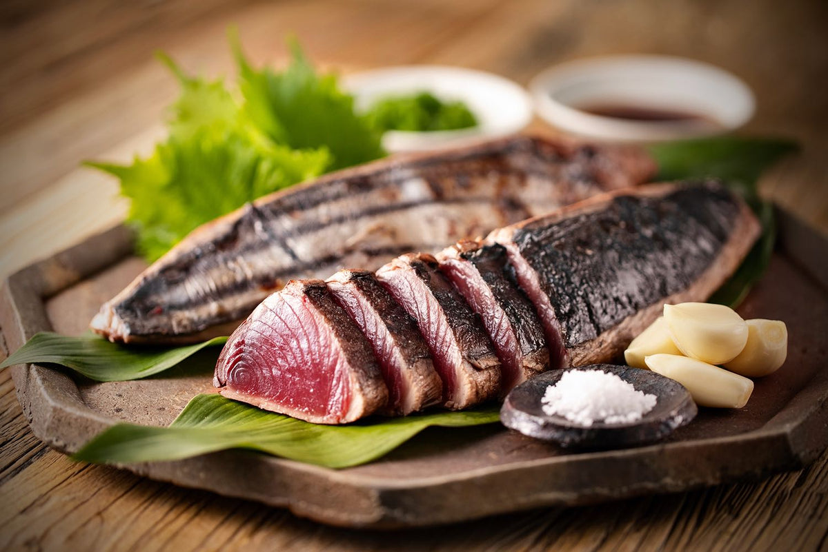 100%藁で焼いた高知「カツオのたたき」寿司屋も唸る最高の逸品 – KUUCA