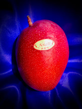 画像をギャラリービューアに読み込む, 目利きのプロから選ばれる「沖縄県産・アップルマンゴー」大玉500g超の厳選品を特別な桐箱で直送【数量限定】