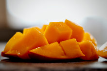 画像をギャラリービューアに読み込む, 目利きのプロから選ばれる「沖縄県産・アップルマンゴー」大玉500g超の厳選品を特別な桐箱で直送【数量限定】