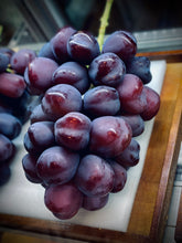 画像をギャラリービューアに読み込む, ブラックシャインマスカット『富士の輝』超希少品種!高い糖度と超大粒の果肉を持つ入手困難なブドウ