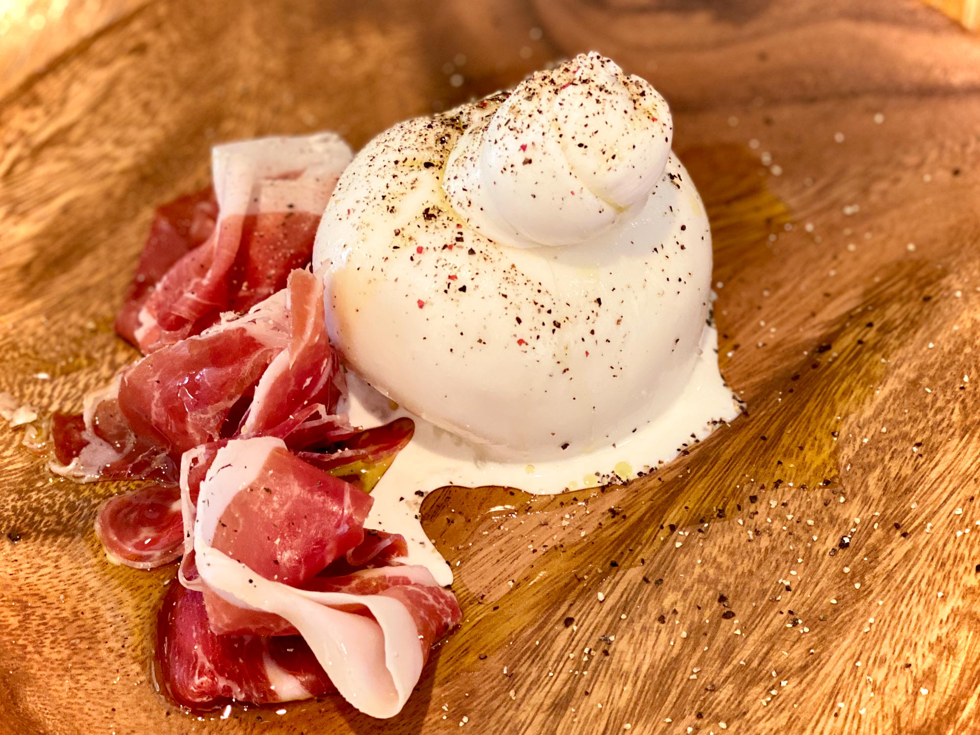 究極のフレッシュチーズ「ブッラータ」工房から作りたてを限定出荷 – KUUCA